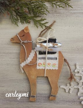 Camello de cartón para el árbol de navidad.