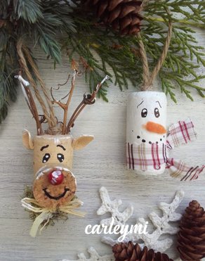 Reno y muñeco de nieve con corchos para el árbol de navidad.